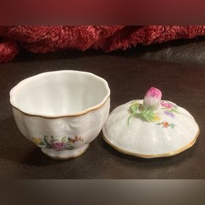 1985 Dresden Porcelain trinket box with lid